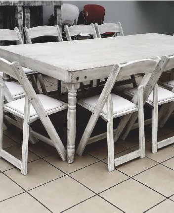 mesa-rectangular-vintage-con-silla-gris-avant-garde
