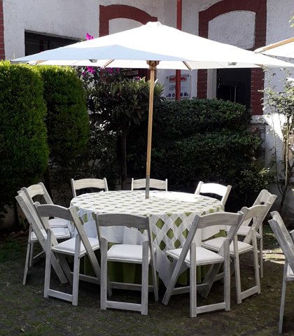mesa-redonda-y-sombrilla-de-madera-y-tela-con-mantel-verde-manzana-y-cubre-mantel-versalles
