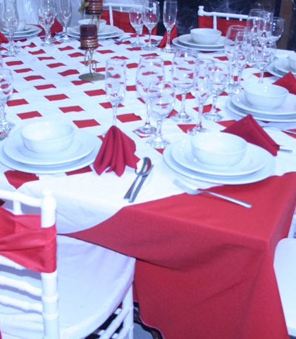 montaje-mantel-rojo-cubre-mantel-versalles-y-servilleta-roja
