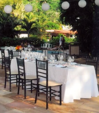 silla-chocolate-con-mesa-rectangular