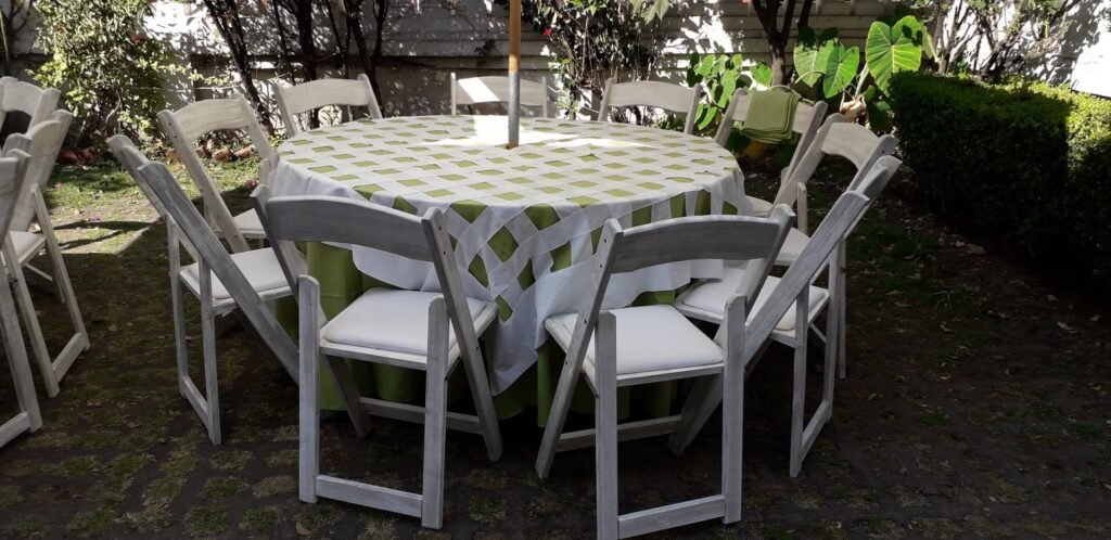 silla Avant Garde con mesa redonda y mantel verde manzana
