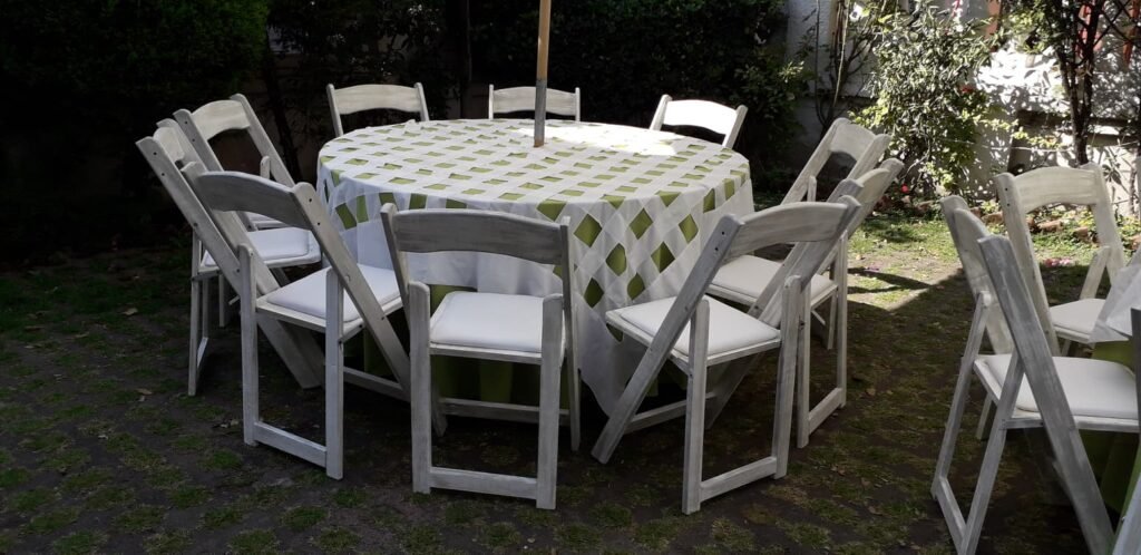 silla Avant Garde con mesa redonda y mantel verde manzana