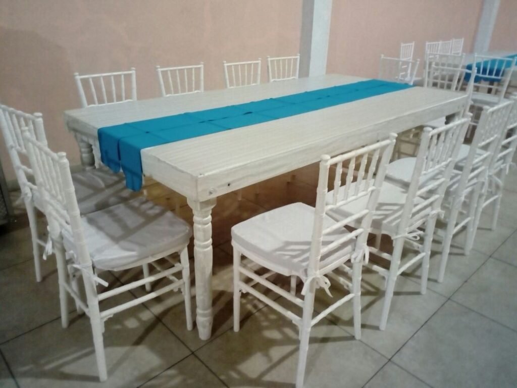 mesa de madera color gris vintage con sillas Tiffany blanca
