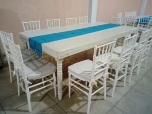 mesa de madera color gris vintage con sillas Tiffany blanca