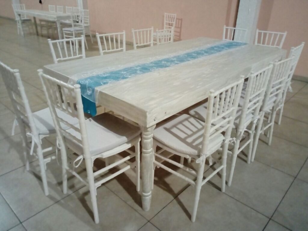  sillas Tiffany blanca con mesa de madera color gris vintage 