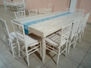  sillas Tiffany blanca con mesa de madera color gris vintage 