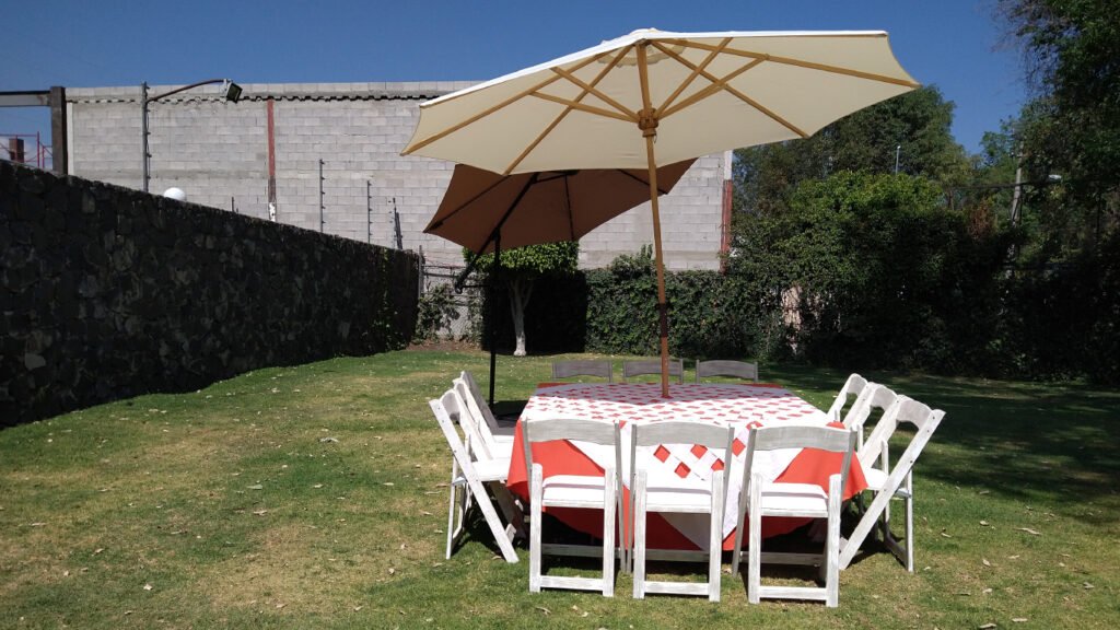mesa imperial con silla Avant Garde y sombrilla 2