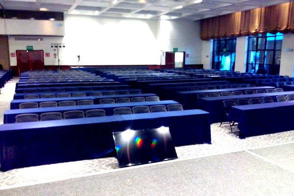 mesa para conferencia a