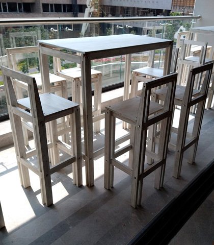 mesa-periquera-de-madera-con-6-sillas
