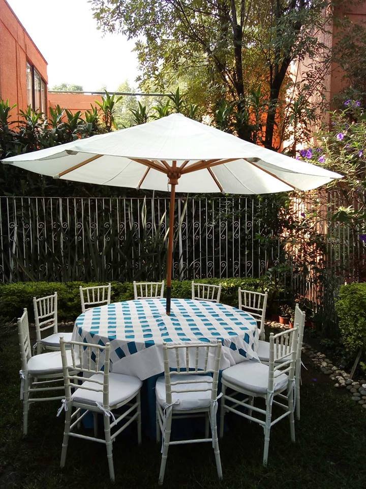 mesa redonda con mantel azul turquesa y silla Tiffany blanca 1