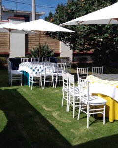 mesa-redonda-con-manteles-y-sombrillas
