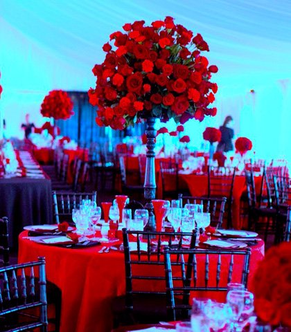 montaje-mesa-redonda-mantel-rojo-y-silla-tiffany-chocolate