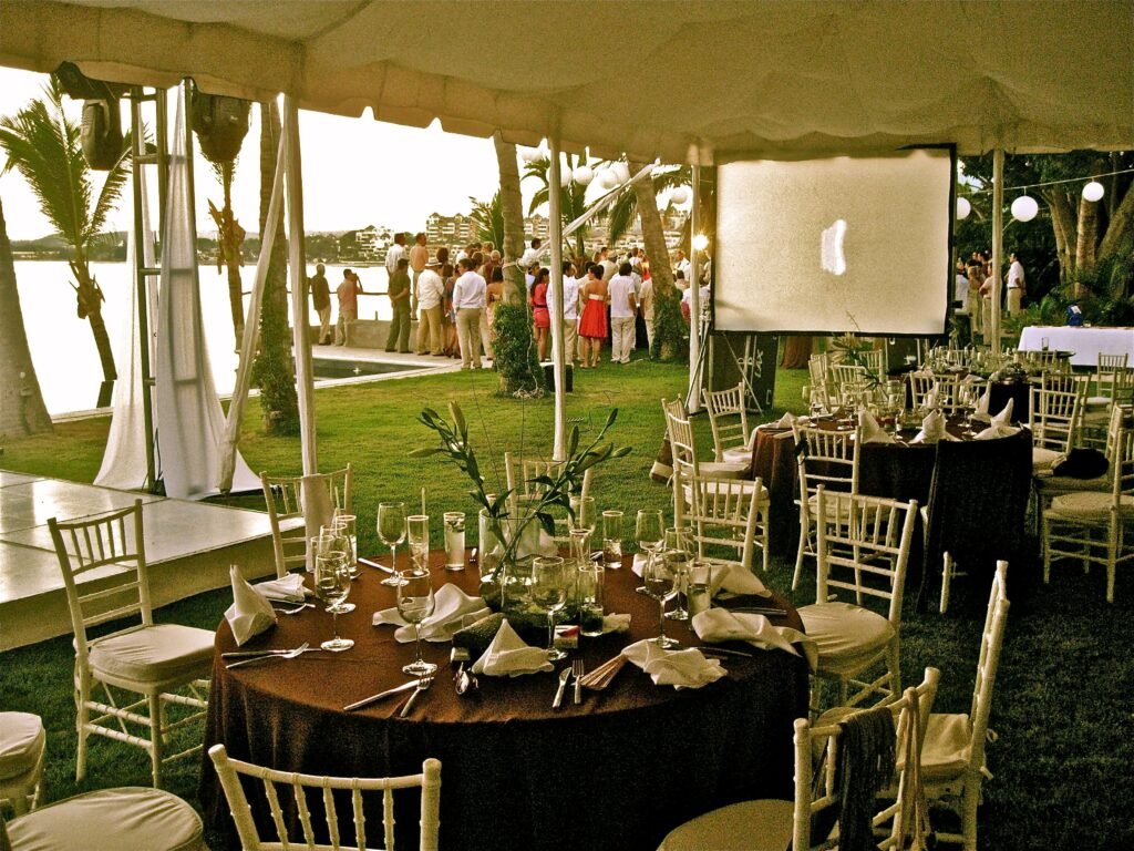 silla-Tiffany-blanca-con-mesa-redonda-y-mantel-chocolate