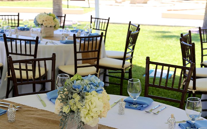 silla-tiffany-chocolate-con-mesa-redonda-mantel-blanco-y-servilletas-azul