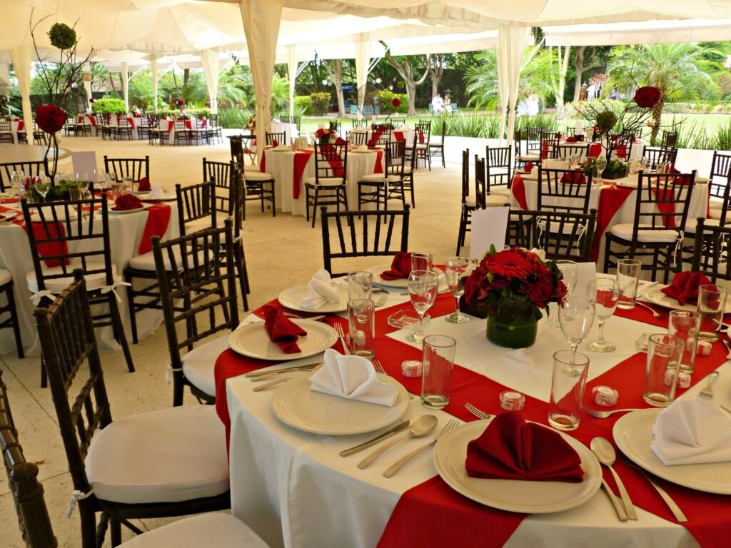 silla-tiffany-chocolate-con-mesa-redonda-y-mantel-blanco