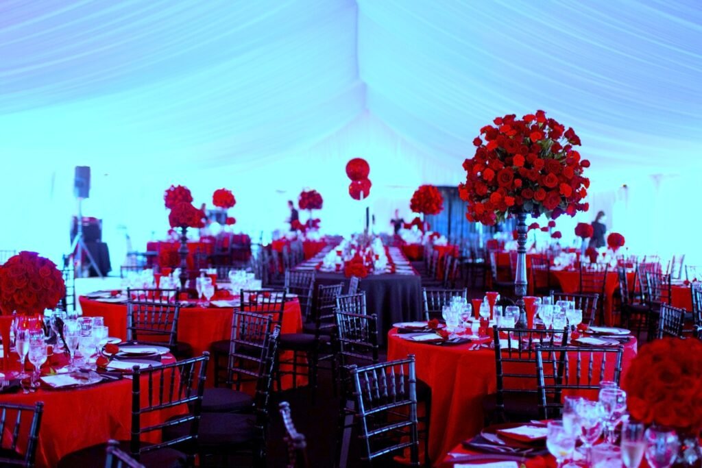 silla-tiffany-chocolate-con-mesa-redonda-y-mantel-rojo
