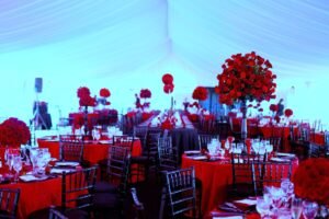 silla-tiffany-chocolate-con-mesa-redonda-y-mantel-rojo